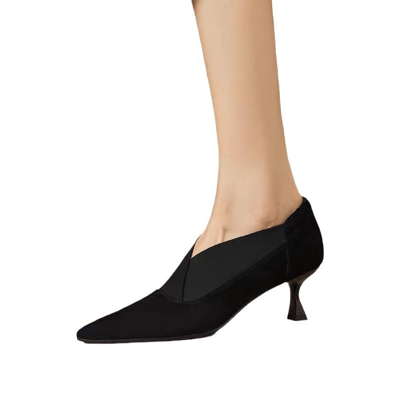 Escarpins bordeaux à décolleté en V, style français, collection automne-hiver 2024. Nouveau modèle en daim souple et cuir, bout pointu simple._voghion.com