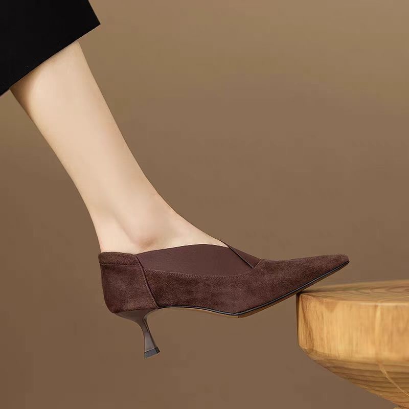 Escarpins bordeaux à décolleté en V, style français, collection automne-hiver 2024. Nouveau modèle en daim souple et cuir, bout pointu simple._voghion.com