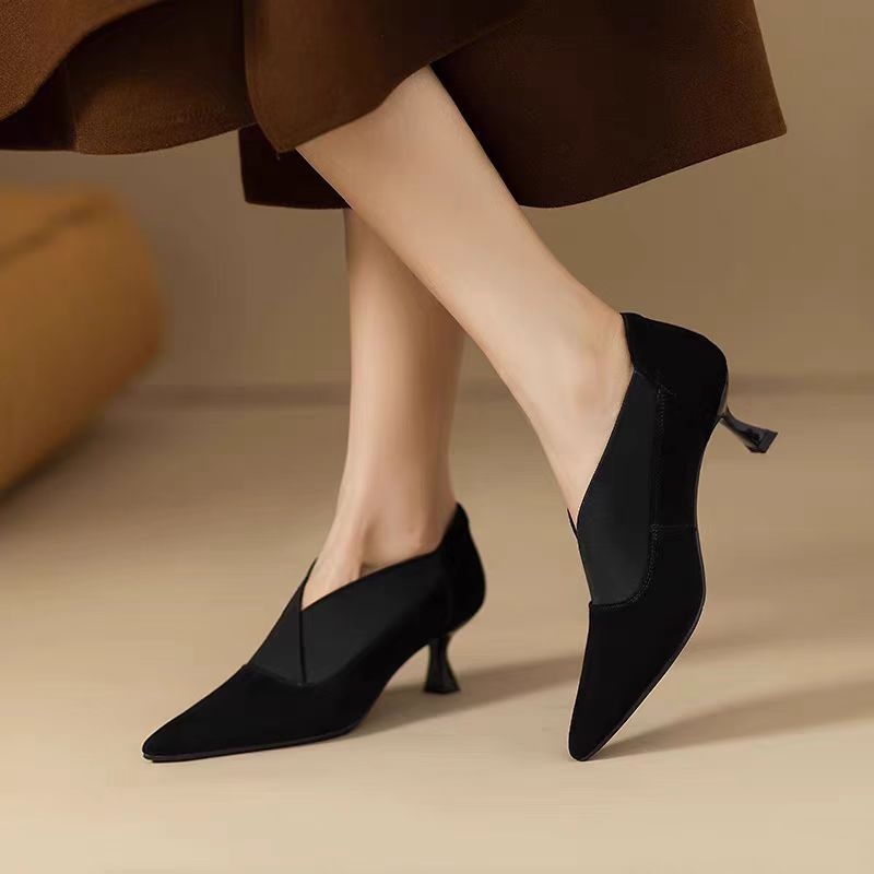 Escarpins bordeaux à décolleté en V, style français, collection automne-hiver 2024. Nouveau modèle en daim souple et cuir, bout pointu simple._voghion.com