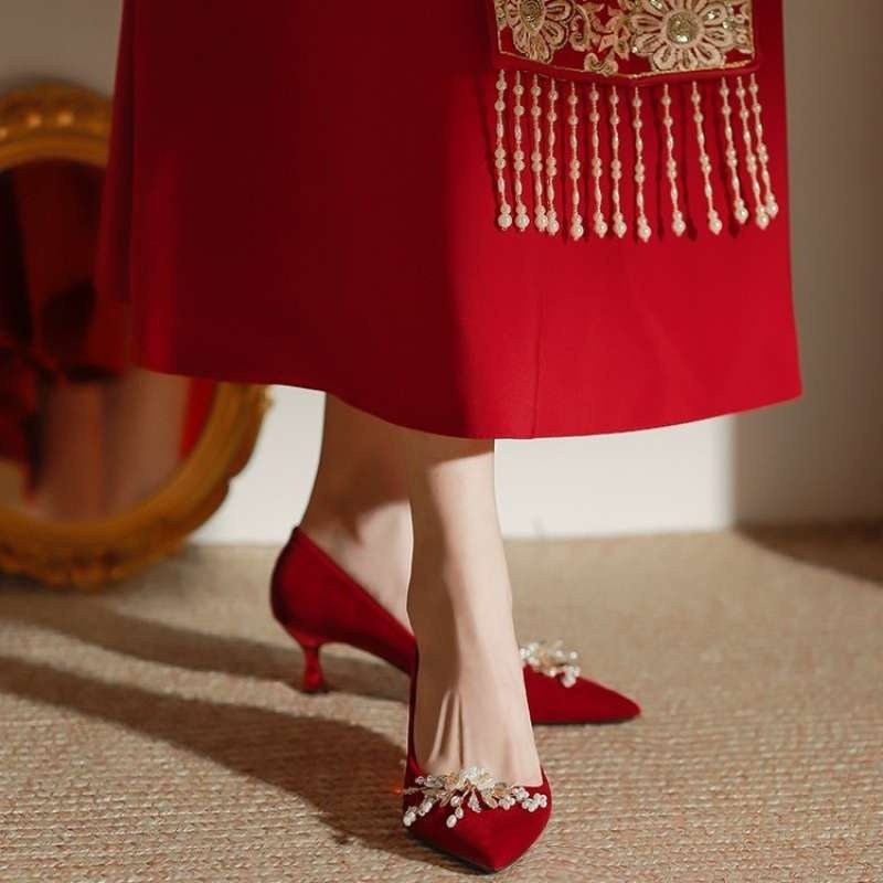Chaussures de mariée rouges pour femme, idéales avec une robe Xiuhe, réversibles, fines et élégantes, collection 2025, style maternité._voghion.com