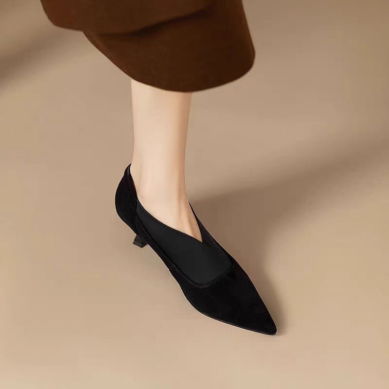 Escarpins bordeaux à décolleté en V, style français, collection automne-hiver 2024. Nouveau modèle en daim souple et cuir, bout pointu simple._voghion.com