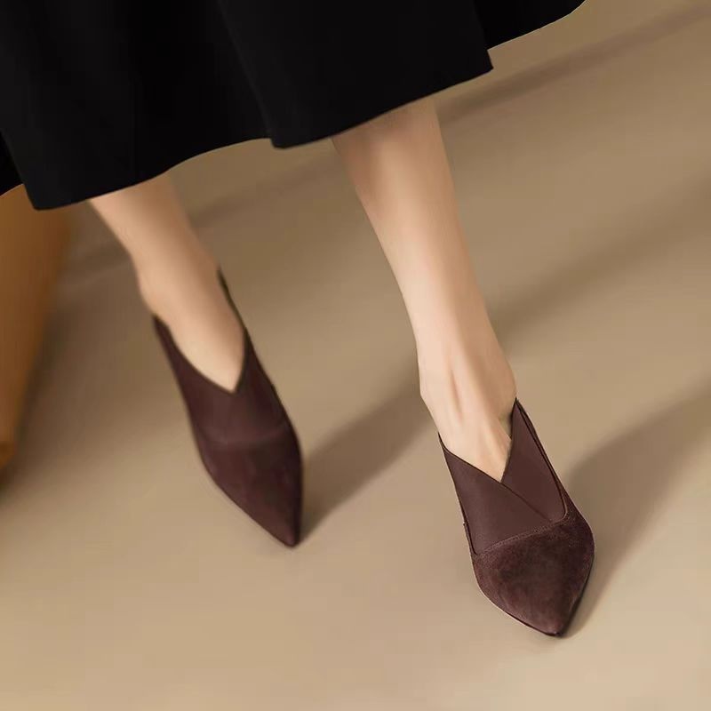 Escarpins bordeaux à décolleté en V, style français, collection automne-hiver 2024. Nouveau modèle en daim souple et cuir, bout pointu simple._voghion.com