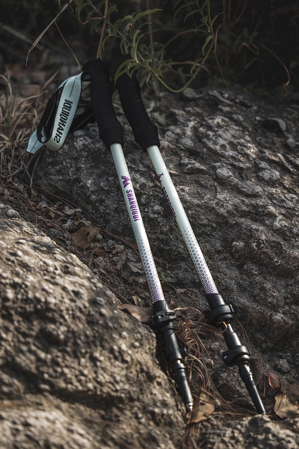 001 Carbon Fiber Trekking Pole Telescopic Three-Section Stick Adjustable Portable Essential Supplies Outdoor Hiking_voghion.com