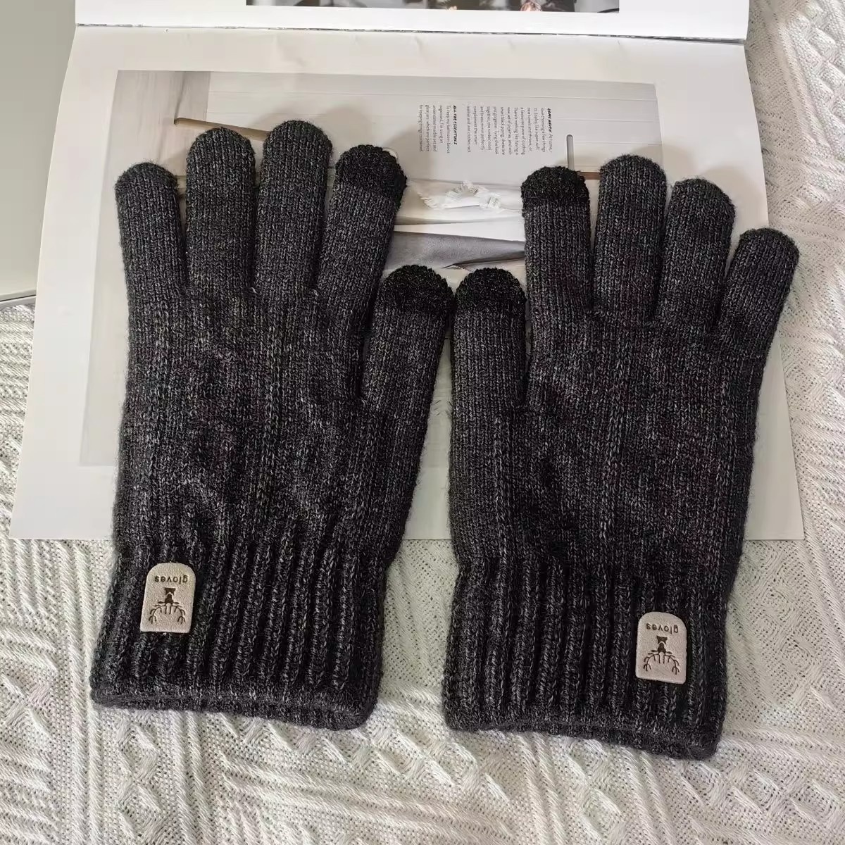 001 Solid Color Winter Outdoor Sports Skiing Cycling Knitted Wool Cold-Proof Warm Fingered Gloves_voghion.com