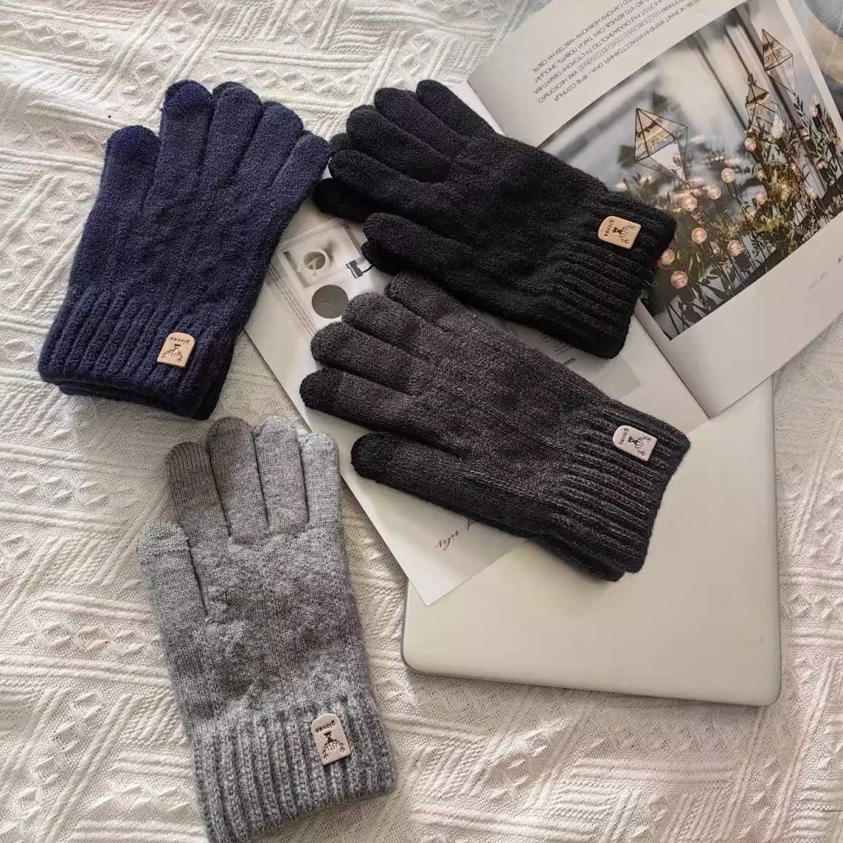 001 Solid Color Winter Outdoor Sports Skiing Cycling Knitted Wool Cold-Proof Warm Fingered Gloves_voghion.com