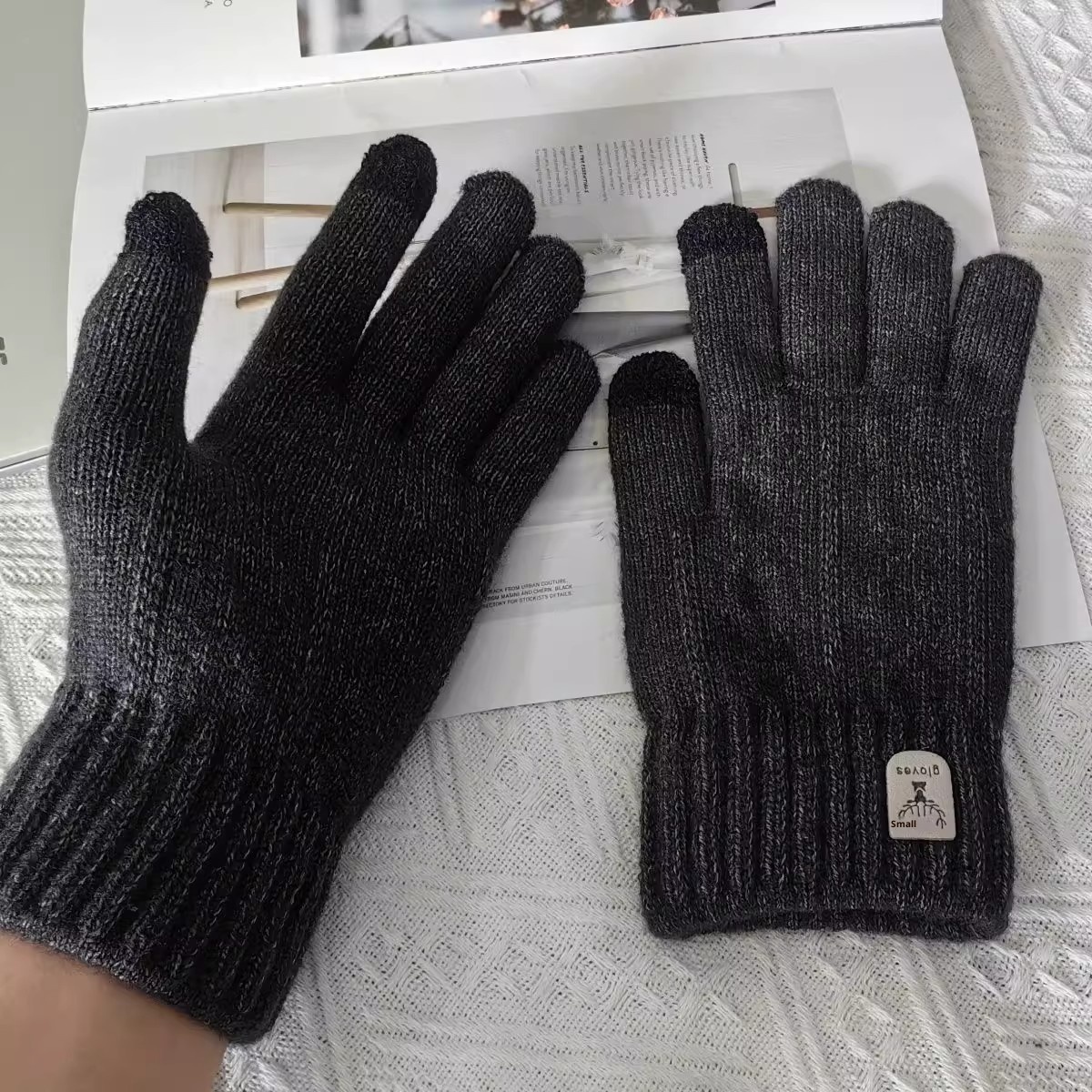 001 Solid Color Winter Outdoor Sports Skiing Cycling Knitted Wool Cold-Proof Warm Fingered Gloves_voghion.com