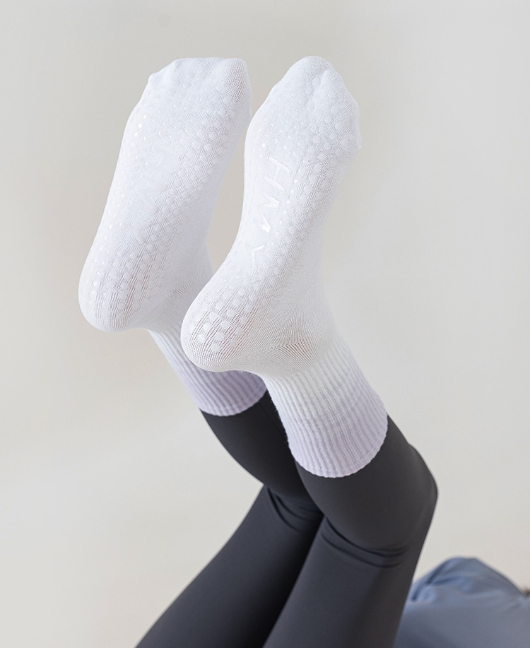 Chaussettes de yoga mi-mollet antidérapantes en silicone, couleur dégradée, pour femmes, idéales pour le fitness, le Pilates et la danse (vente en gros)._voghion.com