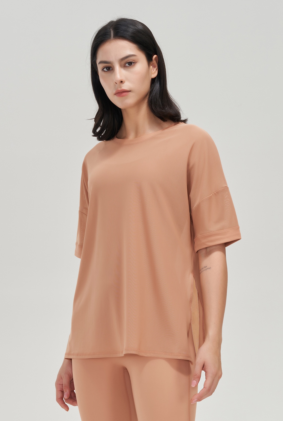 001 Camiseta deportiva de estilo europeo y americano para mujer, holgada, de manga corta, de secado rápido, transpirable, ideal para yoga y running._voghion.com