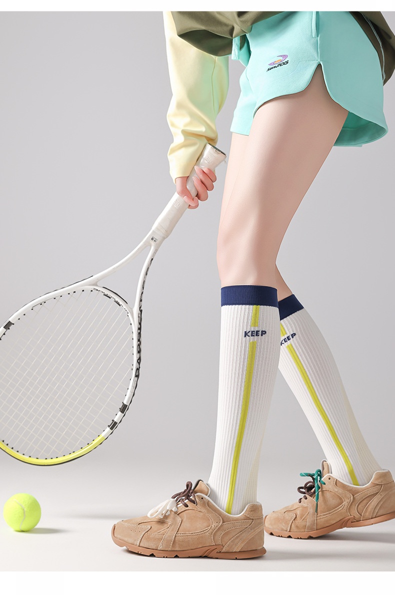 Chaussettes de sport Yoga Micro pour femmes, idéales pour le fitness et le cyclisme, avec maintien vertical du mollet et design rayé amincissant._voghion.com