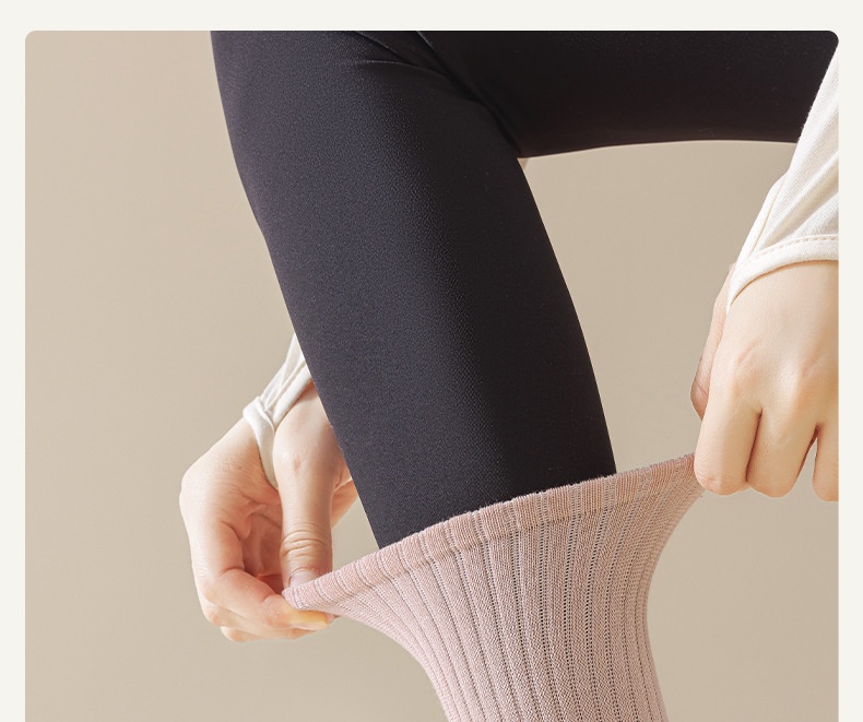 Chaussettes de sport mi-mollet antidérapantes pour femmes, idéales pour le yoga, le fitness et le Pilates. À porter avec un pantalon Shark._voghion.com