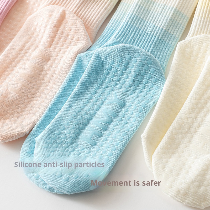 Chaussettes de yoga mi-mollet antidérapantes en silicone, couleur dégradée, pour femmes, idéales pour le fitness, le Pilates et la danse (vente en gros)._voghion.com