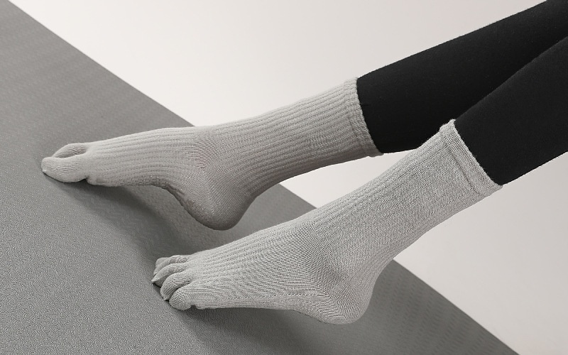 001 Professionelle, rutschfeste, mittelhohe Baumwoll-Sportsocken für Damen mit fünf Zehen, ideal für Yoga und Yoga._voghion.com