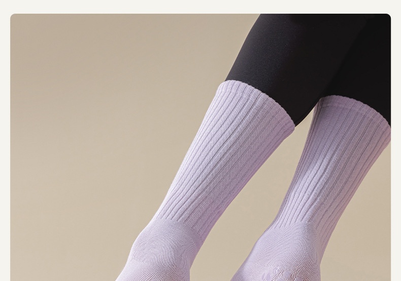 Chaussettes de sport mi-mollet antidérapantes pour femmes, idéales pour le yoga, le fitness et le Pilates. À porter avec un pantalon Shark._voghion.com