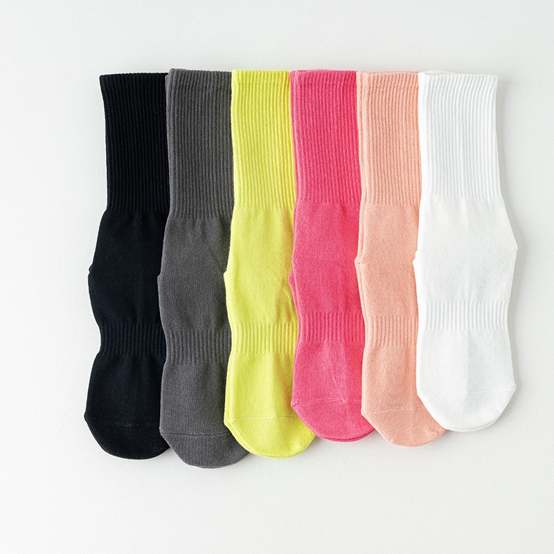 Chaussettes de sport 001 Yoga antidérapantes professionnelles mi-mollet en coton pour femmes, idéales pour l'automne et l'hiver, le fitness, la danse et le Pilates._voghion.com