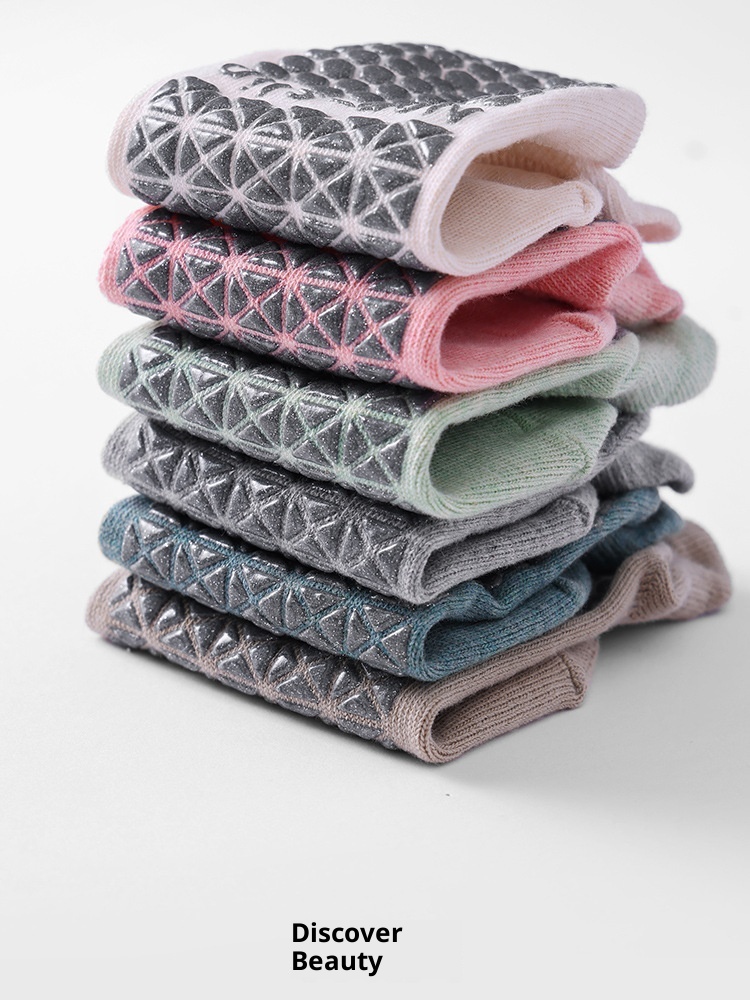 001 2025 Nouvelles chaussettes de sport antidérapantes pour femmes, idéales pour le yoga, le pilates et le Pilates, en silicone, pour l'automne et l'hiver. Vente en gros._voghion.com