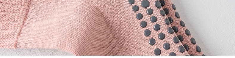 Chaussettes de sport 001 en pur coton pour femmes, idéales pour le Pilates et le yoga. Semelle antidérapante, mollet épais et sans couture, fabrication et vente en gros._voghion.com