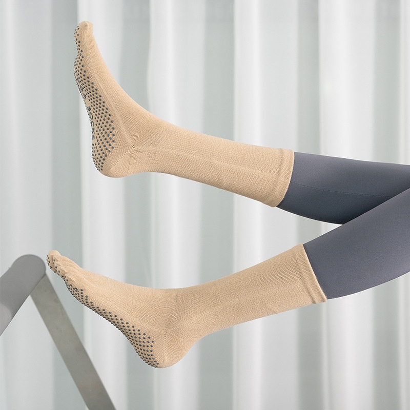 Chaussettes de yoga et de pilates mi-mollet pour femmes, style sport, à dégradé de couleurs, orteils séparés, absorbantes et antidérapantes. Modèle professionnel._voghion.com
