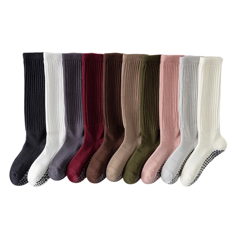 Chaussettes de sport 001 en pur coton pour femmes, idéales pour le Pilates et le yoga. Semelle antidérapante, mollet épais et sans couture, fabrication et vente en gros._voghion.com