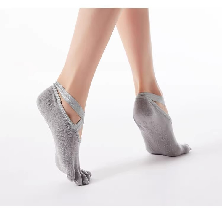 001 Großhandel Neue Zehenkreuzsocken für Damen, rutschfest, Sport, Yoga, einfarbig, offene Rückseite, Fünf-Zehen-Socken_voghion.com