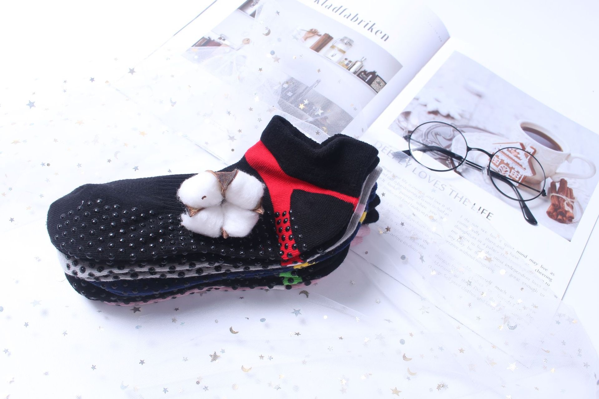 Chaussettes de yoga d'hiver 001 pour femmes, antidérapantes et respirantes, chaudes et confortables, en coton, avec picots adhésifs. Idéales pour le sport et les loisirs._voghion.com