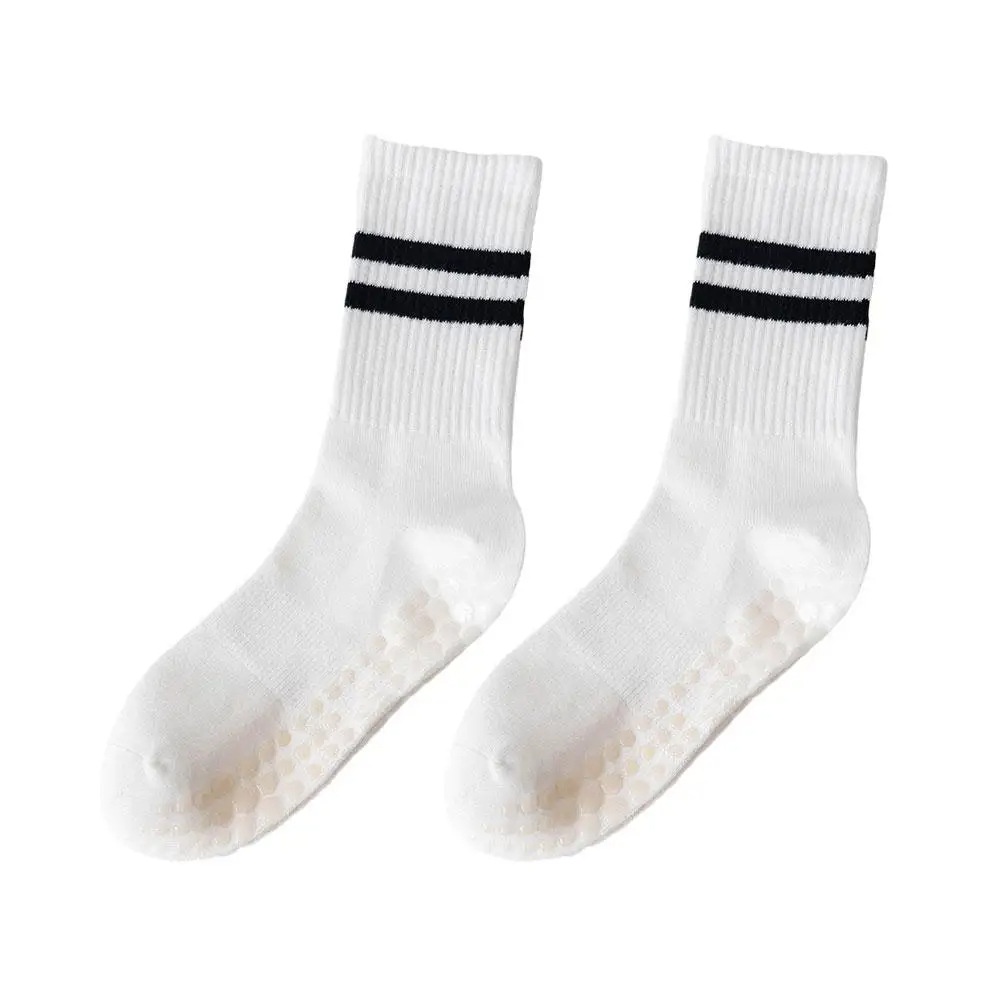 Chaussettes de yoga mi-mollet confortables pour femmes, idéales pour le printemps et l'été, en silicone anti-odeurs et anti-friction, parfaites pour le fitness en intérieur et le Pilates._voghion.com