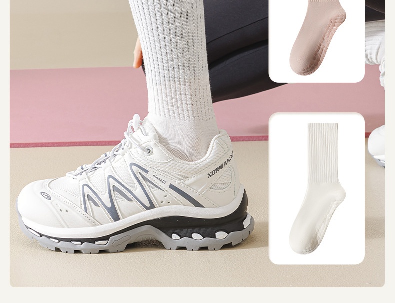 Chaussettes de sport mi-mollet antidérapantes pour femmes, idéales pour le yoga, le fitness et le Pilates. À porter avec un pantalon Shark._voghion.com
