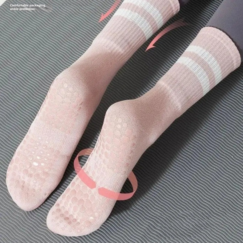 Chaussettes de yoga mi-mollet confortables pour femmes, idéales pour le printemps et l'été, en silicone anti-odeurs et anti-friction, parfaites pour le fitness en intérieur et le Pilates._voghion.com