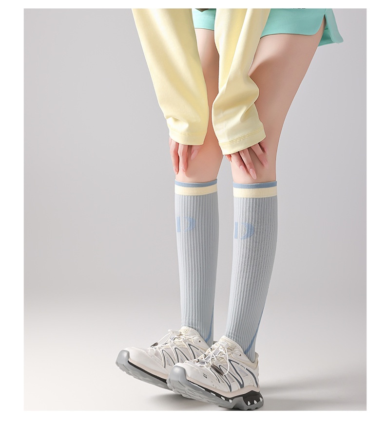 Chaussettes de sport Yoga Micro pour femmes, idéales pour le fitness et le cyclisme, avec maintien vertical du mollet et design rayé amincissant._voghion.com