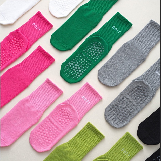 Calcetines deportivos de silicona antideslizantes para mujer, de color liso, para otoño e invierno, para saltar, correr, pilates, fitness, 001_voghion.com