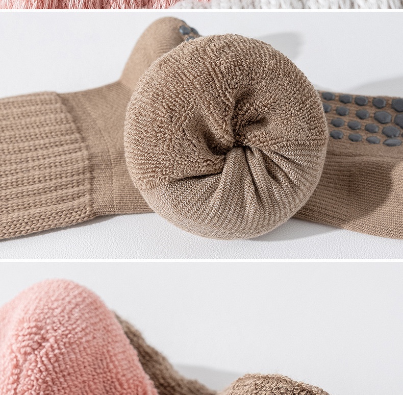 Chaussettes de sport 001 en pur coton pour femmes, idéales pour le Pilates et le yoga. Semelle antidérapante, mollet épais et sans couture, fabrication et vente en gros._voghion.com