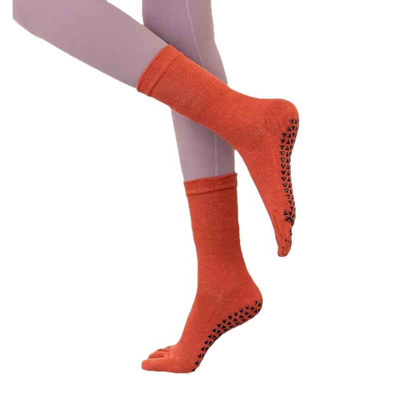 Chaussettes de yoga professionnelles antidérapantes automne-hiver pour femmes, longues et tubulaires, à cinq doigts, pour le fitness et la danse en intérieur._voghion.com