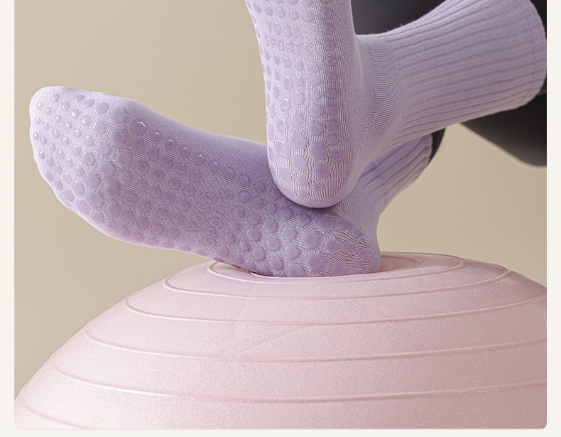 Chaussettes de sport mi-mollet antidérapantes pour femmes, idéales pour le yoga, le fitness et le Pilates. À porter avec un pantalon Shark._voghion.com