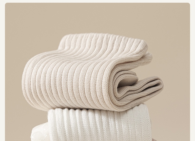 Chaussettes de sport mi-mollet antidérapantes pour femmes, idéales pour le yoga, le fitness et le Pilates. À porter avec un pantalon Shark._voghion.com