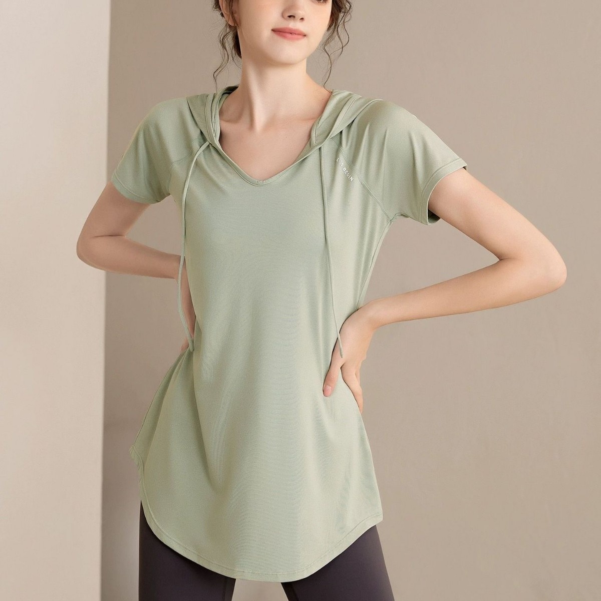 Camiseta deportiva de manga corta para mujer, holgada, adelgazante, de longitud media, con capucha, de secado rápido, para fitness y yoga._voghion.com