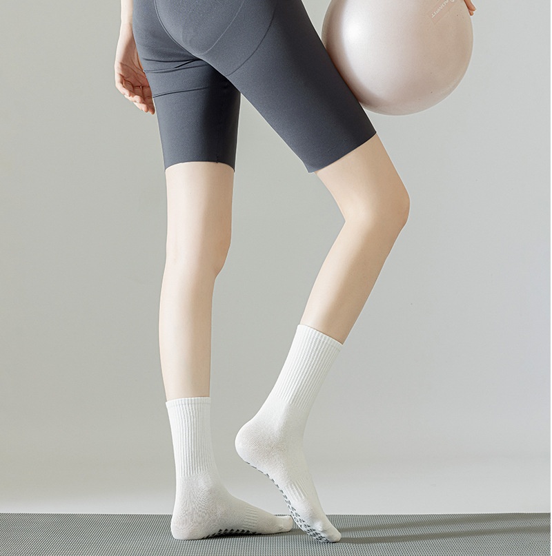 Chaussettes de sport 001 Yoga antidérapantes professionnelles mi-mollet en coton pour femmes, idéales pour l'automne et l'hiver, le fitness, la danse et le Pilates._voghion.com