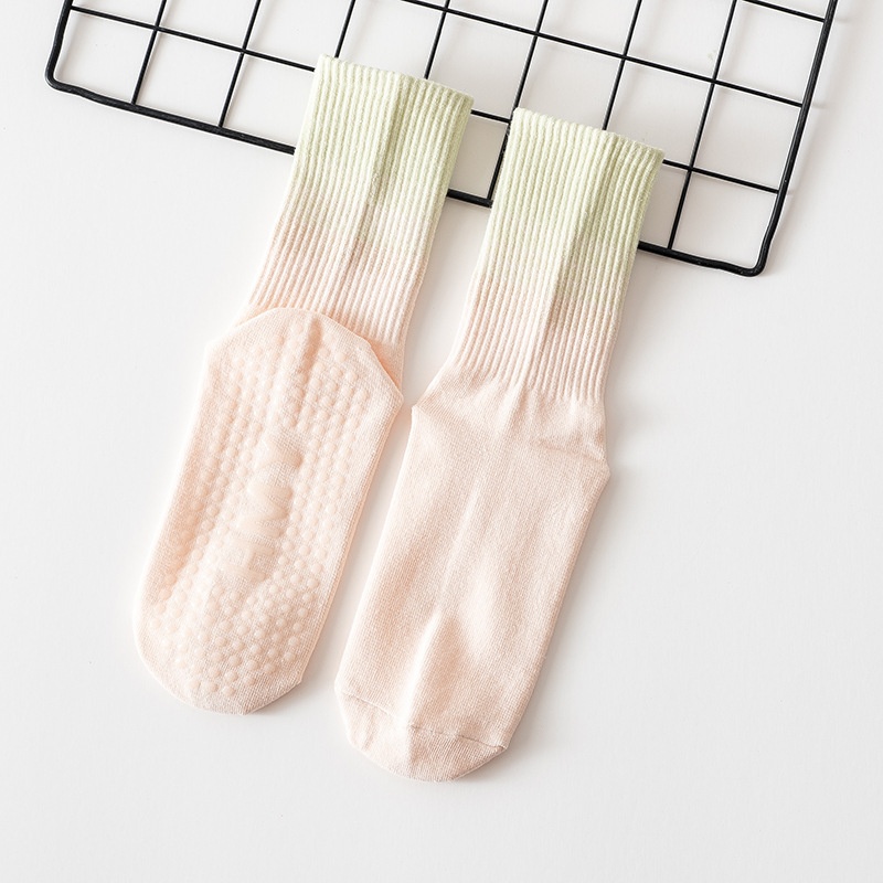 Chaussettes de yoga mi-mollet antidérapantes en silicone, couleur dégradée, pour femmes, idéales pour le fitness, le Pilates et la danse (vente en gros)._voghion.com