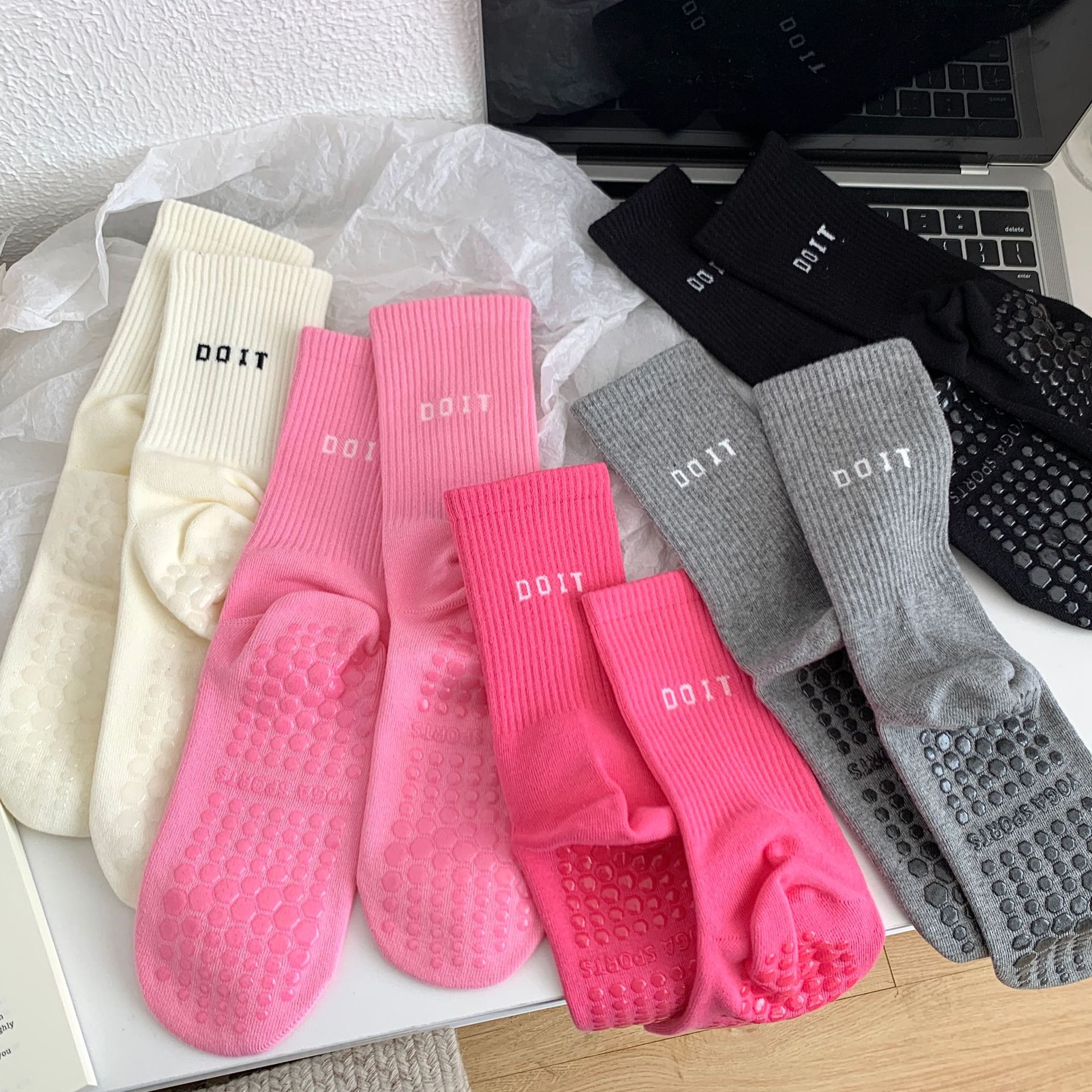 001 Profeional Non-Slip Silicone Solid Color Yoga Pilate Indoor Fitne Sport Running Matching Shark Pant Mid-Calf_voghion.com