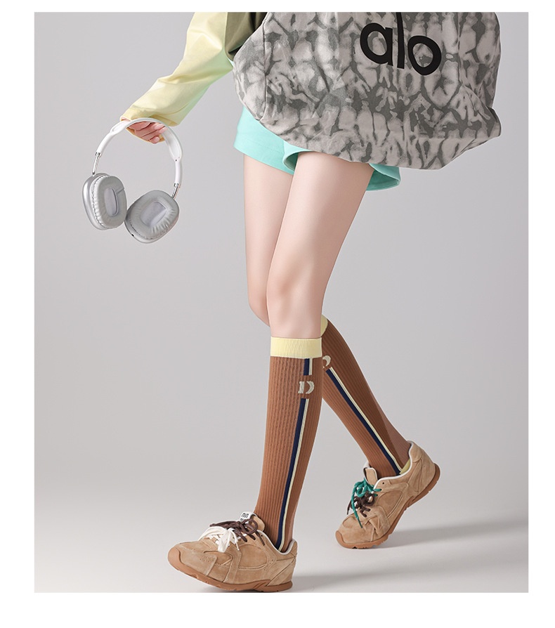 Chaussettes de sport Yoga Micro pour femmes, idéales pour le fitness et le cyclisme, avec maintien vertical du mollet et design rayé amincissant._voghion.com