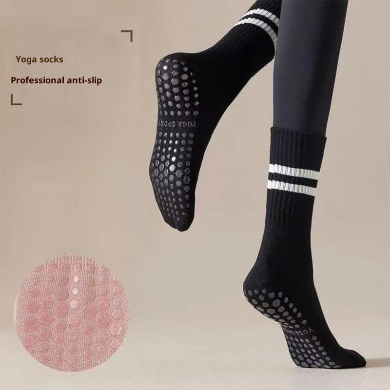 Chaussettes de yoga mi-mollet confortables pour femmes, idéales pour le printemps et l'été, en silicone anti-odeurs et anti-friction, parfaites pour le fitness en intérieur et le Pilates._voghion.com