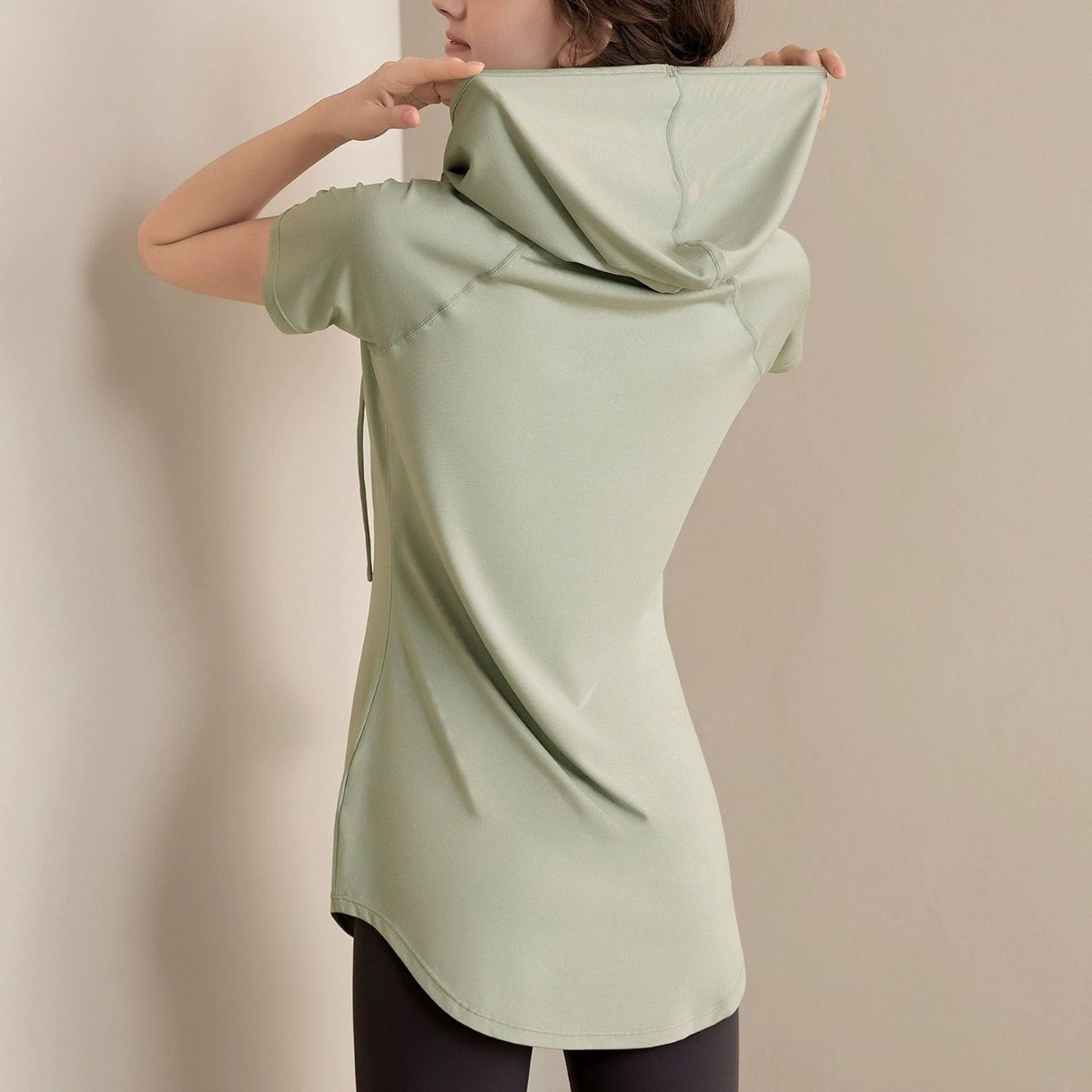 Camiseta deportiva de manga corta para mujer, holgada, adelgazante, de longitud media, con capucha, de secado rápido, para fitness y yoga._voghion.com