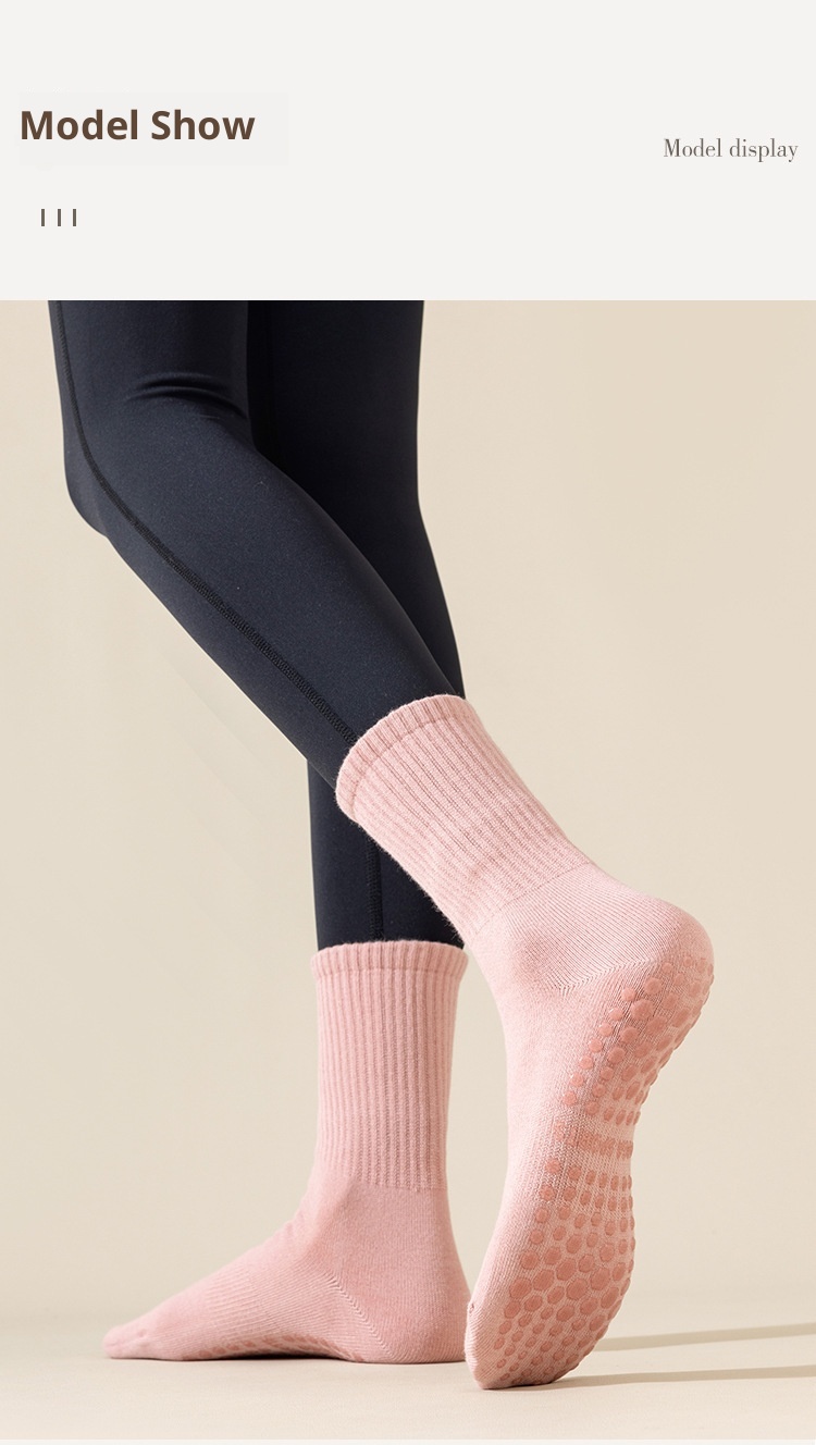 Chaussettes de sport mi-mollet en silicone antidérapant 001 pour femmes, idéales pour le yoga, le fitness au sol et le Pilates. Modèle long et polyvalent pour femmes._voghion.com