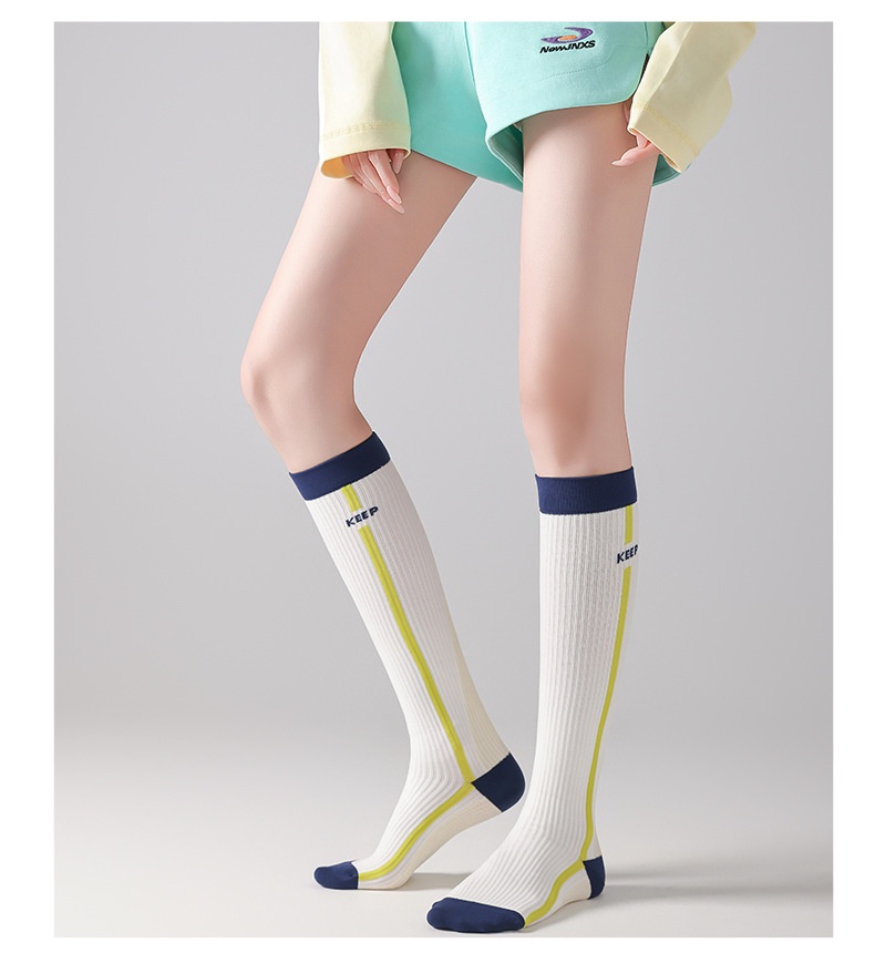 Chaussettes de sport Yoga Micro pour femmes, idéales pour le fitness et le cyclisme, avec maintien vertical du mollet et design rayé amincissant._voghion.com