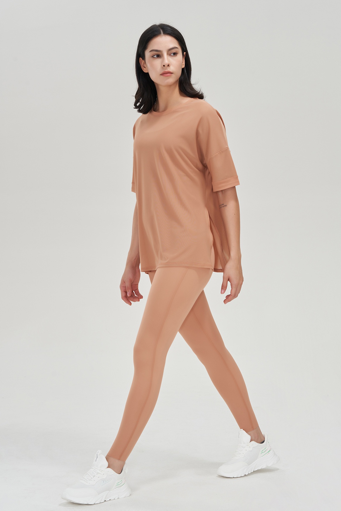 001 Camiseta deportiva de estilo europeo y americano para mujer, holgada, de manga corta, de secado rápido, transpirable, ideal para yoga y running._voghion.com