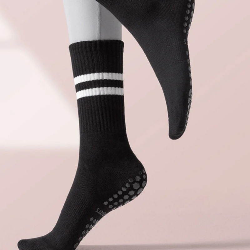 Chaussettes de yoga mi-mollet confortables pour femmes, idéales pour le printemps et l'été, en silicone anti-odeurs et anti-friction, parfaites pour le fitness en intérieur et le Pilates._voghion.com