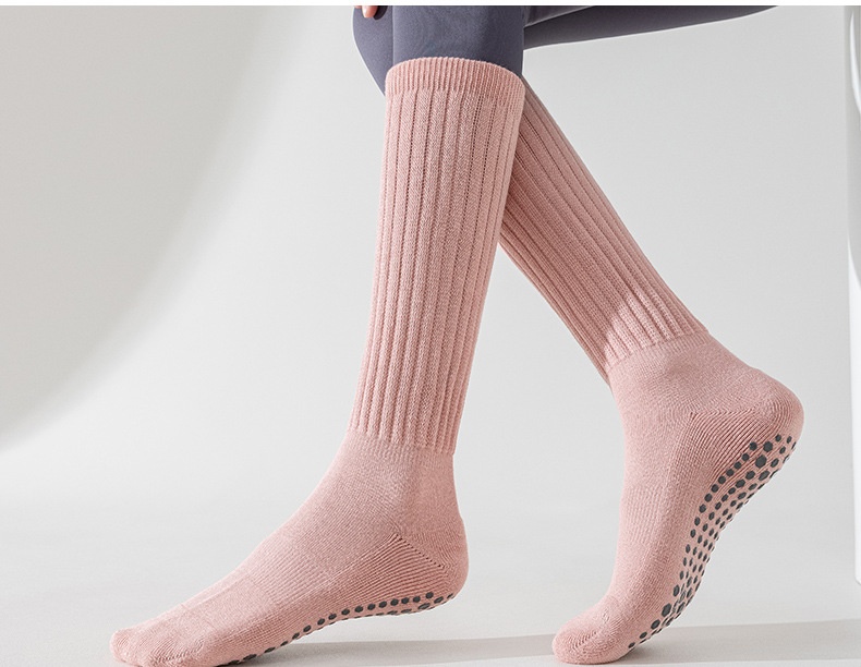 Chaussettes de sport 001 en pur coton pour femmes, idéales pour le Pilates et le yoga. Semelle antidérapante, mollet épais et sans couture, fabrication et vente en gros._voghion.com
