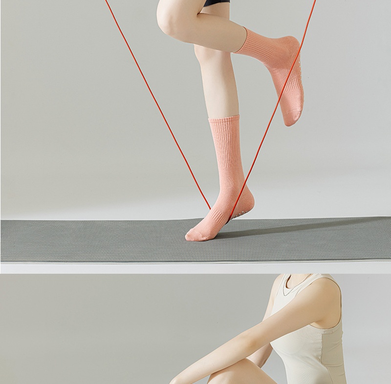 Chaussettes de sport 001 Yoga antidérapantes professionnelles mi-mollet en coton pour femmes, idéales pour l'automne et l'hiver, le fitness, la danse et le Pilates._voghion.com