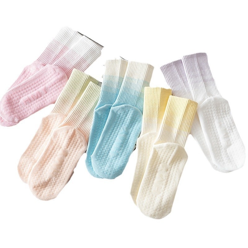 Chaussettes de yoga mi-mollet antidérapantes en silicone, couleur dégradée, pour femmes, idéales pour le fitness, le Pilates et la danse (vente en gros)._voghion.com
