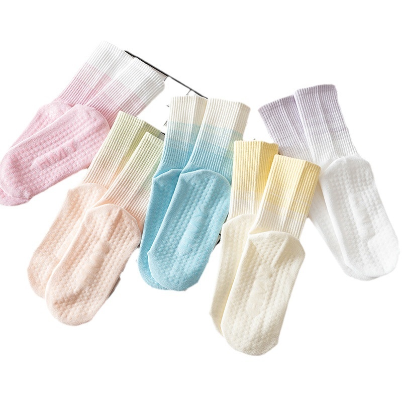 Chaussettes de yoga mi-mollet en coton peigné antidérapant en silicone pour femmes, idéales pour le Pilates, le fitness et la danse (vente en gros)._voghion.com