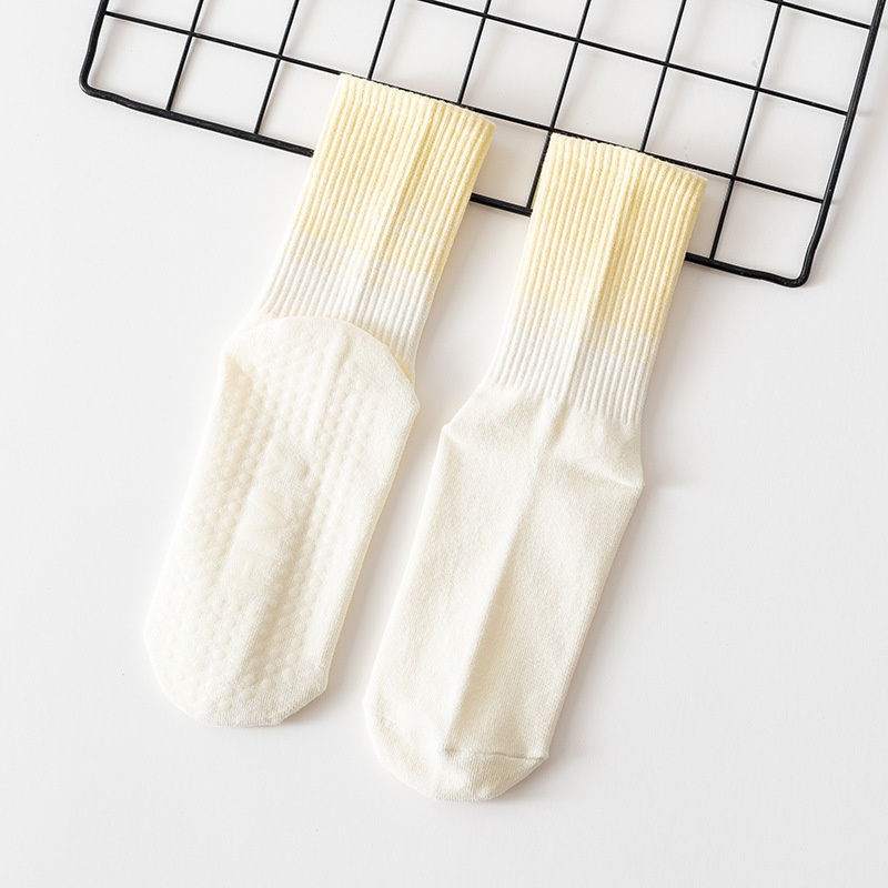 Chaussettes de yoga mi-mollet en coton peigné antidérapant en silicone pour femmes, idéales pour le Pilates, le fitness et la danse (vente en gros)._voghion.com