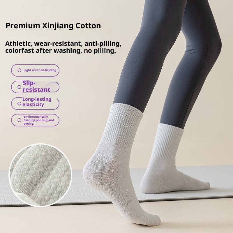 Chaussettes de sport mi-mollet en silicone antidérapant 001 pour femmes, idéales pour le yoga, le fitness au sol et le Pilates. Modèle long et polyvalent pour femmes._voghion.com